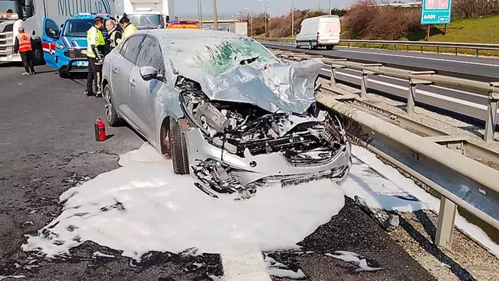 Silivri’de kamyon ile otomobil çarpıştı: Otomobil alev aldı, 2 yaralı