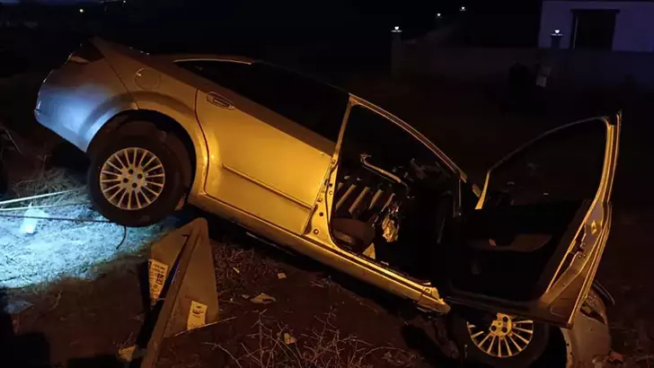 Sivas’ta Otomobil Bariyerlere Ok Gibi Saplandı: 1’i Ağır 2 Yaralı