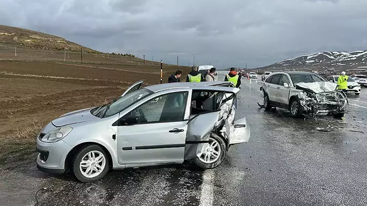 Sivas’ta Yağış Kazayı Beraberinde Getirdi: 3 Araç Çarpıştı, 1 Ölü, 5 Yaralı
