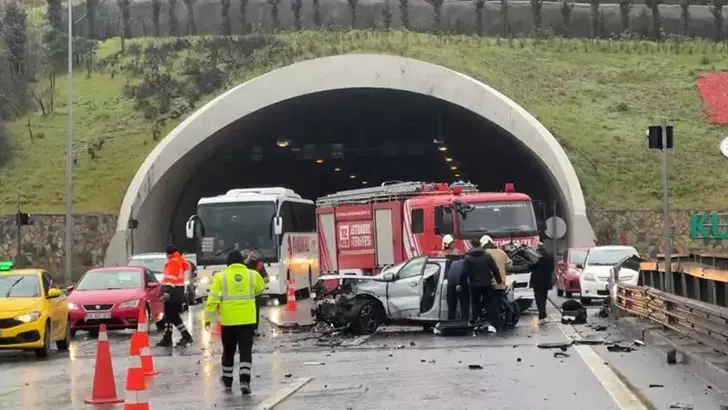 Sultangazi’de aynı noktada iki ayrı kaza: 9 kişi yaralandı