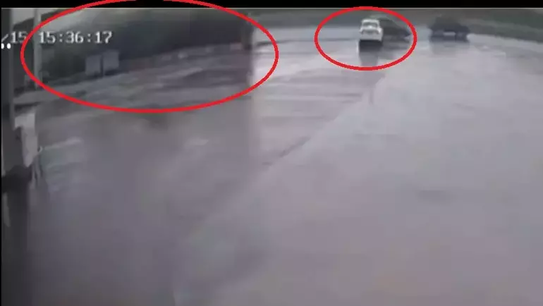 TIR’ın Otomobilin Üzerine Devrildiği Kaza Kamerada: 2 Yaralı