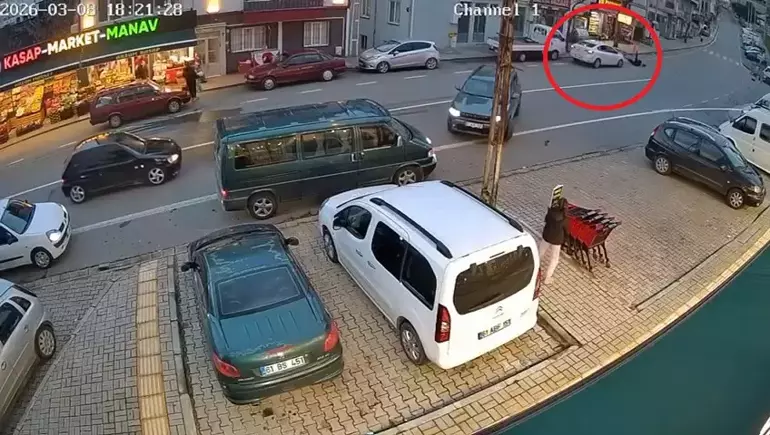 Trabzon’da otomobilin çarptığı yaya ağır yaralandı: Kaza anı kamerada