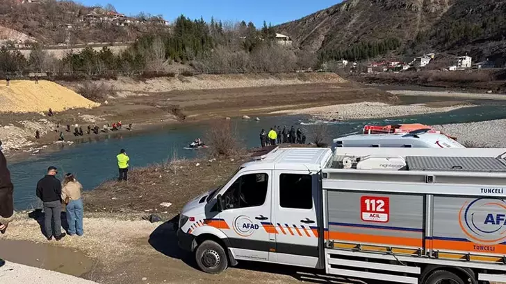 Tunceli’de araç köprüden baraj gölüne düştü: Sürücü kurtarıldı