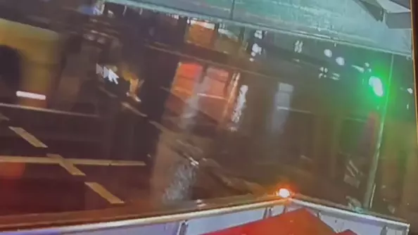 Üsküdar'da Dehşet Anları: Kırmızı Işıkta Geçen Yayaya İETT Otobüsü Çarptı