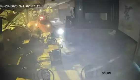 Üsküdar’da Otomobil Börekçiye Girdi: 1 Yaralı