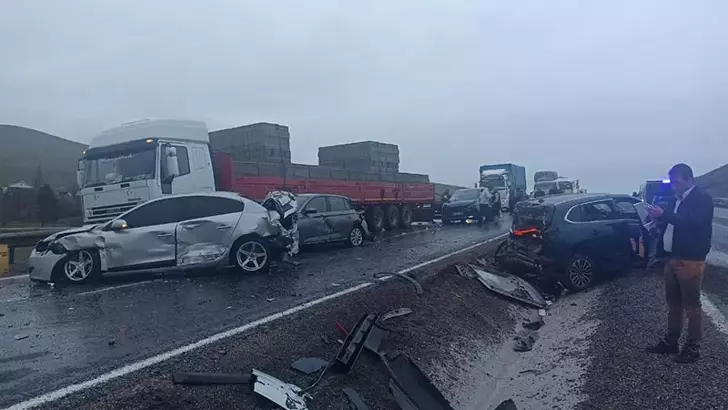 Aksaray’da Zincirleme Dehşet: Kontrolden Çıkan Yolcu Otobüsü 10 Aracı Biçti!