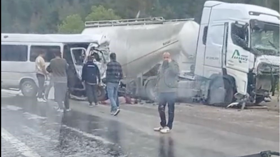 ANTALYA-ISPARTA KARAYOLUNDA FECİ KAZA: MİNİBÜS İLE BETON MİKSERİ ÇARPIŞTI, 7 ÖLÜ, 7 YARALI