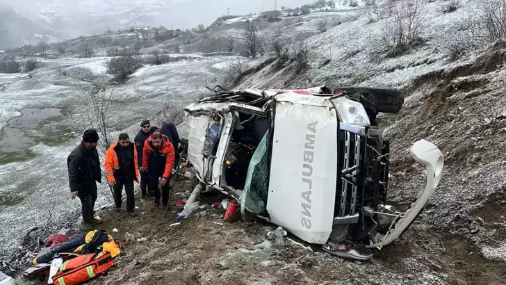 Artvin'de Ambulans Uçuruma Yuvarlandı: 1 Ölü, 4 Yaralı