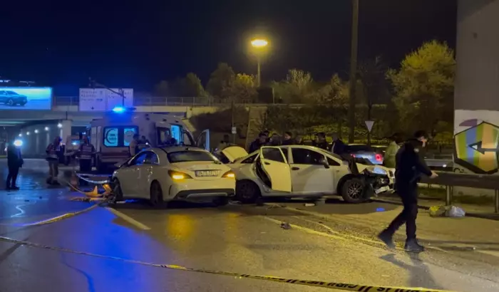 Ataşehir’de D-100’de Feci Kaza: Emniyet Şeridindeki Sürücü Hayatını Kaybetti