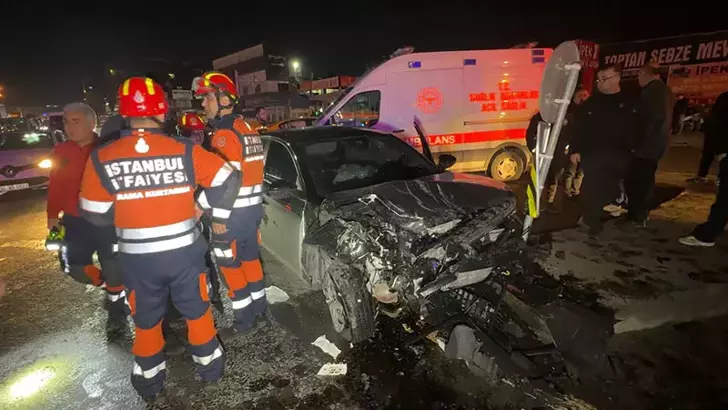 Avcılar'da Firuzköy Bulvarı'nda Feci Kaza: Kavşakta Kafa Kafaya Çarpıştılar