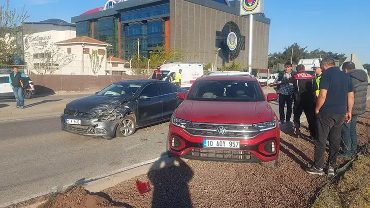 Balıkesir'de Korkutan Zincirleme Kaza: 3 Otomobil Çarpıştı, 1'i Ağır 4 Yaralı