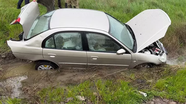 Balıkesir'de Trafik Kazası: Kontrolden Çıkan Otomobil Araziye Yuvarlandı, 3 Yaralı