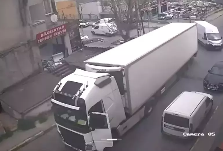 Beylikdüzü’nde El Freni İhmali: Kayan TIR Minibüse Ok Gibi Saplandı!