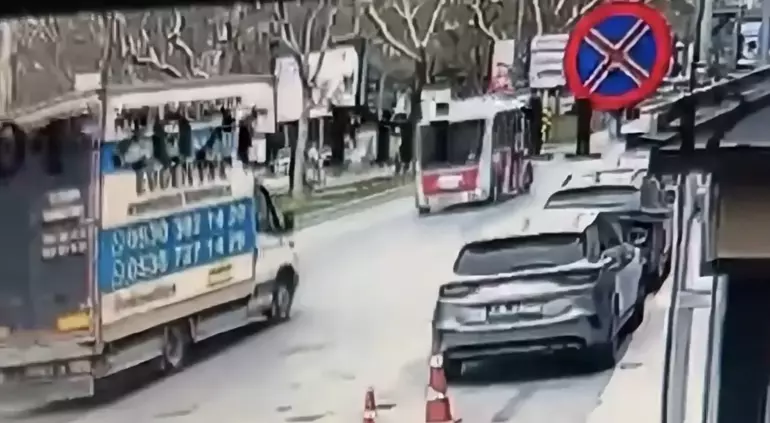 Beyoğlu’nda Kontrolsüz Manevra Facia Getirdi: Dolmuş Refüje Savruldu, 5 Yaralı!