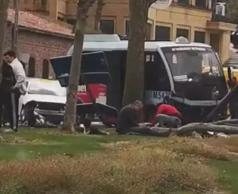 Beyoğlu’nda Korkutan Kaza: Otomobilin Çarptığı Minibüs Refüje Çıktı, 5 Yaralı!