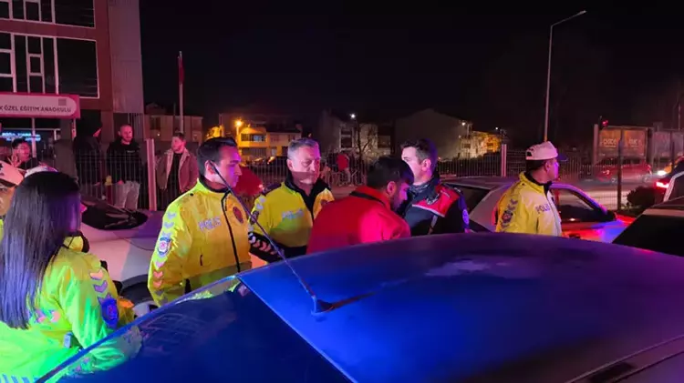 Bursa'da Hareketli Gece: Zincirleme Kazaya Karışan Yaralılar Ekiplere Direndi