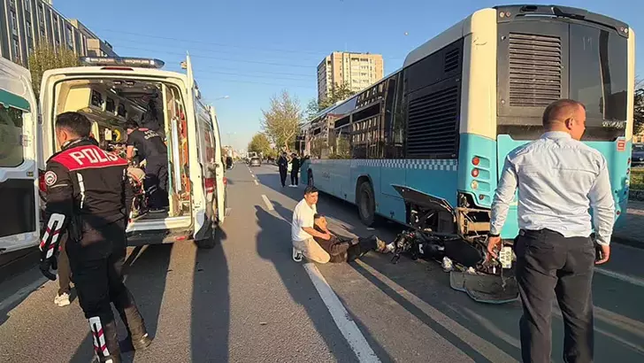 Çorlu'da Feci Kaza: Duraktaki Otobüse Çarpan Motosiklette 1'i Ağır 2 Yaralı