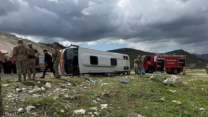Diyarbakır-Bingöl Karayolunda Feci Kaza: Yolcu Midibüsü Devrildi, 1 Ölü, 12 Yaralı