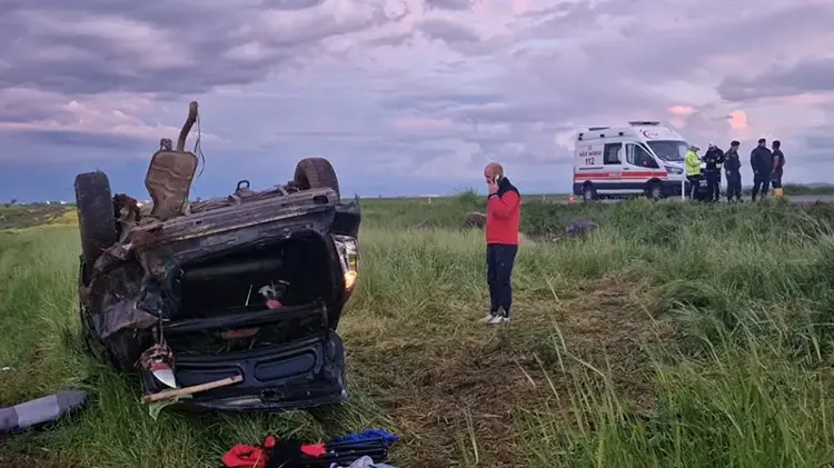 Diyarbakır'da Feci Kaza: Tarlaya Uçan Otomobilde 7'si Çocuk 11 Kişi Yaralandı