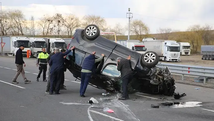 Erzurum'da Korkutan Çarpışma: Otomobile Çarpan Hafif Ticari Araç Yan Yattı, 4 Yaralı