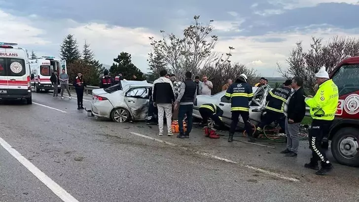 Eskişehir'de Feci Kaza: Karşı Şeride Geçen Otomobil Dehşet Saçtı, 4 Ölü, 2 Yaralı