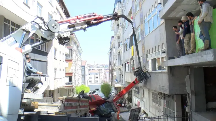 Güngören'de Faciadan Dönüldü: Yokuşta Kayan İş Makinesi 4 Araç ve Binaya Çarptı