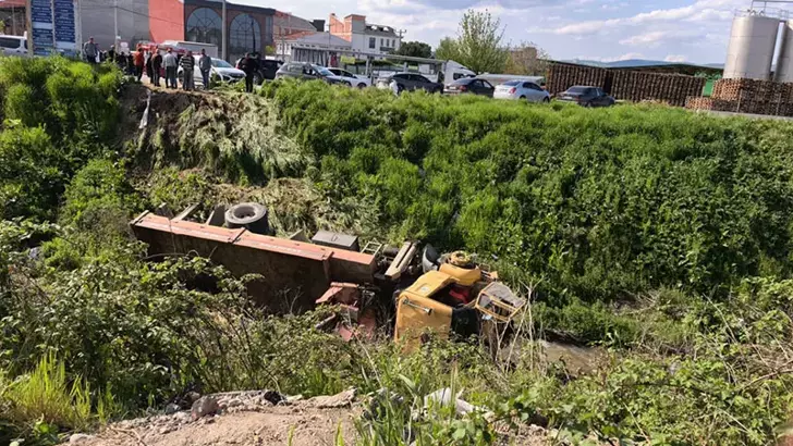 İnegöl’de Vinç Dehşeti: Araçtan Atlayan Sürücü Hayatını Kaybetti