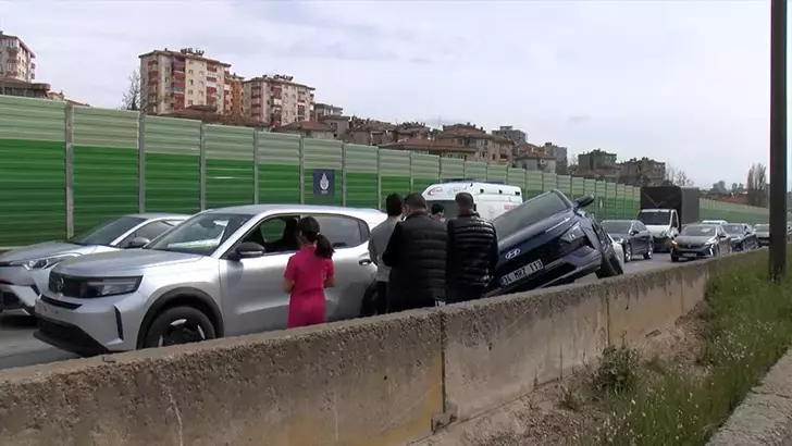 Kartal TEM Bağlantı Yolunda Zincirleme Kaza: 6 Araç Birbirine Girdi!