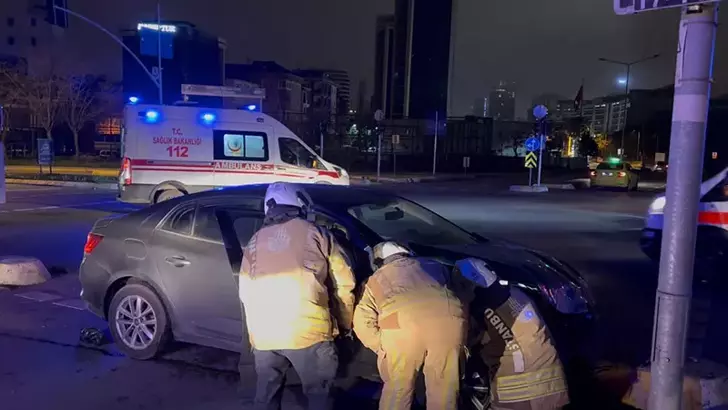 Kartal’da Kavşak Çarpışması: 2 Otomobil Birbirine Girdi, 4 Yaralı