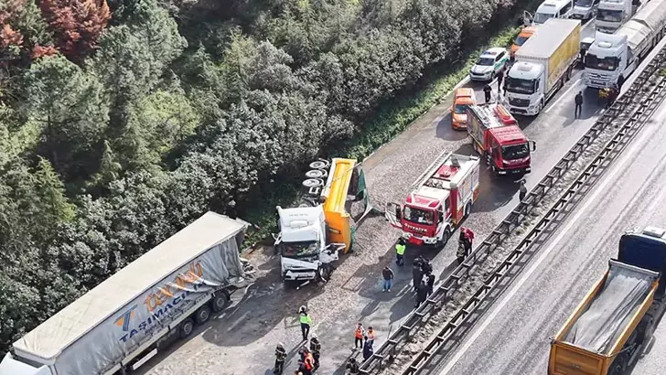 Kocaeli TEM Otoyolu'nda Feci Zincirleme Kaza: 2 TIR, Tanker ve Otomobil Çarpıştı, 2 Ölü