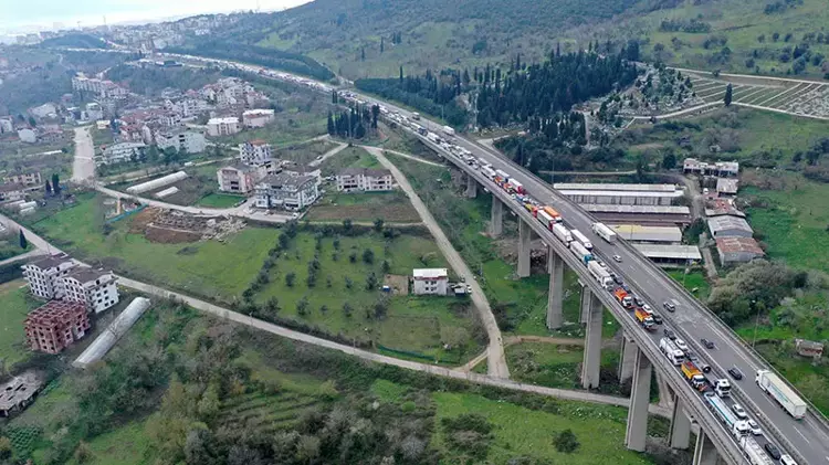 Kocaeli TEM Otoyolu’nda Zincirleme Kaza: 4 Araç Birbirine Girdi, Kilometrelerce Kuyruk Dronla Görüntülendi