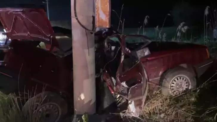 Kütahya’da Yağış Facia Getirdi: Beton Direğe Çarpan Genç Sürücü Hayatını Kaybetti!