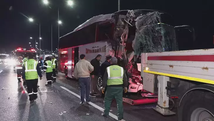 Kuzey Marmara Otoyolu'nda Korkutan Kaza: Yolcu Otobüsü TIR'a Çarptı, 10 Yaralı