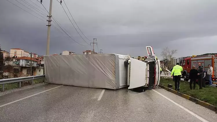 Manisa'da Yağmur Kazası: Kayganlaşan Yolda Devrilen Kamyon Kameraya Yansıdı