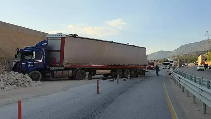 Mersin’de Feci Kaza: Dev Mermer Blokları İşçilerin Üzerine Devrildi! 1 Ölü, 3 Yaralı