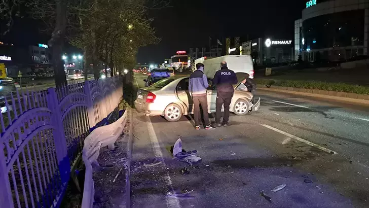 Samsun'da Kontrolden Çıkan Otomobil Bariyerlere Çarptı: 2 Yaralı