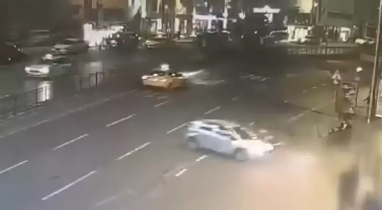 Şişhane’de Dehşet Anları: Otomobilin Çarptığı Motosiklet Durağa Daldı! 1 Ölü, 3 Yaralı