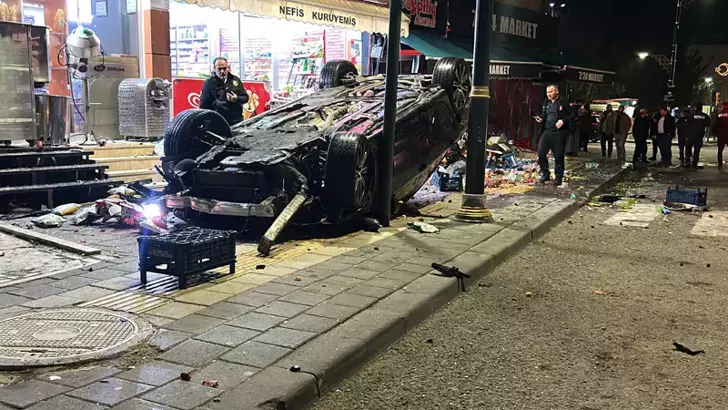 Sivas’ta Kontrolden Çıkan Otomobil İş Yerlerine Daldı: Facianın Eşiğinden Dönüldü