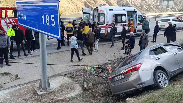 SİVAS'TA TRAFİK KAZASI: KONTROLDEN ÇIKAN OTOMOBİL ŞARAMPOLE DEVRİLDİ, 3 YARALI