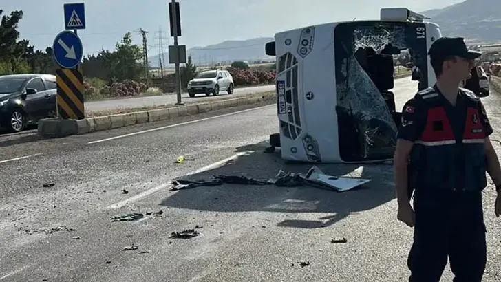 Mersin'de Rus Öğrencileri Taşıyan Servis Devrildi: 17 Yaralı