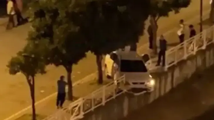 Adana'da Faciadan Dönüldü: Kontrolden Çıkan Otomobil Korkuluklarda Asılı Kaldı