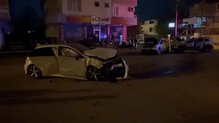 Adana'da Feci Zincirleme Kaza: 3 Araç Birbirine Girdi, 1 Ölü, 4 Yaralı