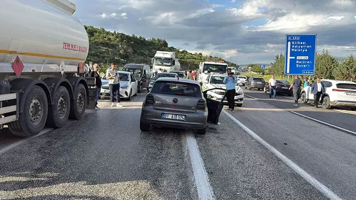 Adıyaman’da Trafik Faciası: İki Otomobil Çarpıştı, Anne ve İki Çocuğu Hayatını Kaybetti