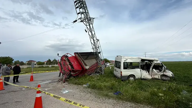 Aksaray'da Korkutan Kaza: Servis Minibüsü ile Kamyonet Çarpıştı, 5 Yaralı