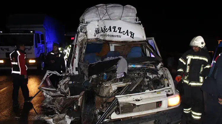 Aksaray'da Tarım İşçilerini Taşıyan Minibüs TIR'a Çarptı: 2'si Ağır 12 Yaralı