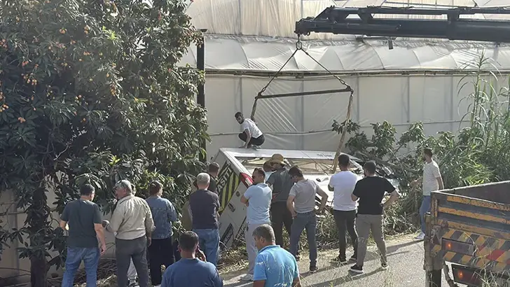Alanya'da Korkutan Kaza: Öğrenci Servisi Bahçeye Devrildi, 6 Yaralı