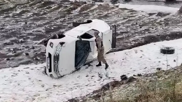 Ardahan’da Askeri Araç Şarampole Yuvarlandı: 2 Astsubay Yaralı