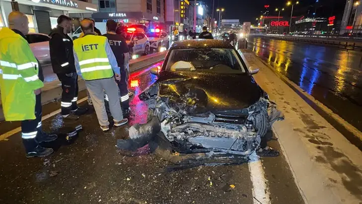 Avcılar D-100’de Zincirleme Kaza: 2 Yaralı