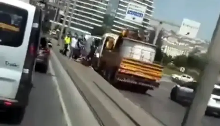 Avcılar'da D-100 Yan Yolda Feci Kaza: Sol Şeritte Bekleyen Motosiklete TIR Çarptı, 2 Yaralı