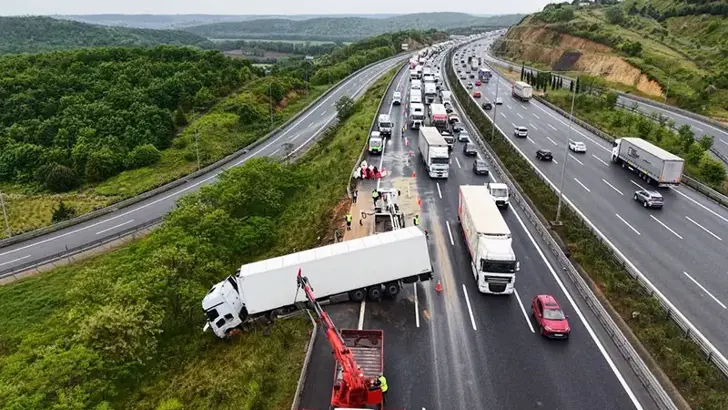 Beykoz'da Zincirleme Kaza: Bariyerleri Parçalayan TIR Yoldan Çıktı